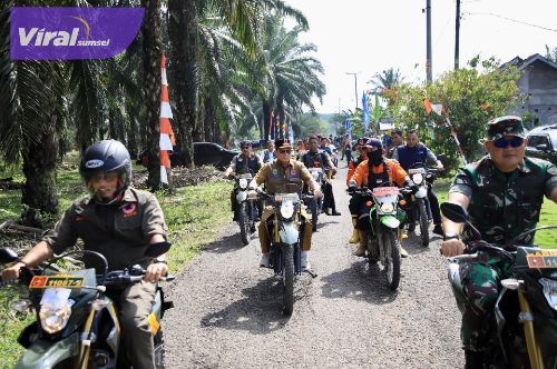Pj Gubernur Elen Setiadi Bersama Kepala BNPB Pusat Tinjau Titik Karhutla Sekaligus Serahkan Bantuan di Kecamatan Gelumbang  Muara Enim. Foto : viralsumsel.com /win