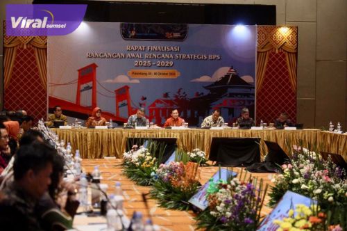 Pj Gubernur Elen Setiadi Jadi Narasumber Pada Rapat Finalisasi Rancangan Awal Rencana Strategis BPS Tahun 2025-2029. Foto : viralsumsel.com/win