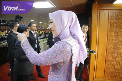 Kembali Dilantik Jadi Anggota DPD RI, Amaliah Berkomitmen Terus Mendengarkan, Memperjuangkan Aspirasi, Serta Membawa Pperubahan Ppositif Bagi Sumatera Selatan. Foto : viralsumsel.com /*