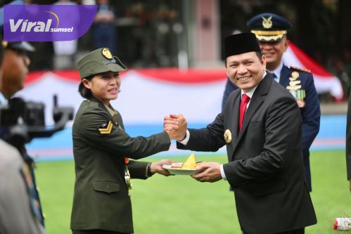Hadiri HUT ke-79 TNI, Pj Gubernur Sumsel Elen Setiadi Saksikan Parade dan Defile TNI Bersama Masyarakat. Foto : viralsumsel.com/*
