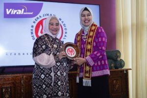 Pj Ketua Dekranasda Sumsel Melza Elen Setiadi Pamerkan Koleksi Kriya Sriwijaya Kepada Pj Ketua Dekranasda NTB. Foto : viralsumsel.com /win