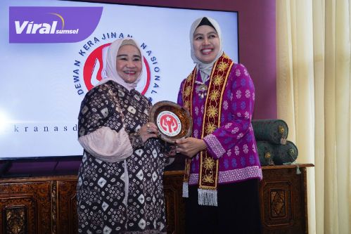 Pj Ketua Dekranasda Sumsel Melza Elen Setiadi Pamerkan Koleksi Kriya Sriwijaya Kepada Pj Ketua Dekranasda NTB. Foto : viralsumsel.com /win