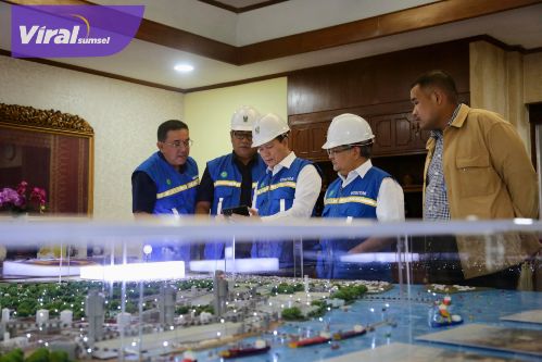 Pj Gubernur Elen Setiadi Dampingi Deputi Bidang Koordinasi Pangan dan Agribisnis Kemenko Perekonomian Tinjau Pembangunan Pabrik PT Pusri . Foto : viralsumsel.com /win