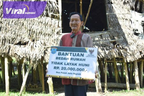 Gubuk Reyot Kakek Amrin Warga Desa Pematang Buluran Dipugar Baznas OKI. Foto : viralsumsel.com /zep