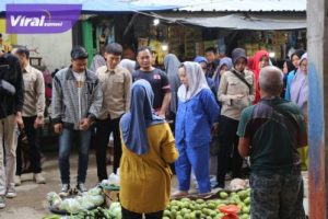 Hj Lucianty Belanja "Masalah" di Pasar Randik Sekayu, Dianggap Peduli, Pedagang Doakan Agar Jadi Bupati Muba. Foto : viralsumsel.com /ril