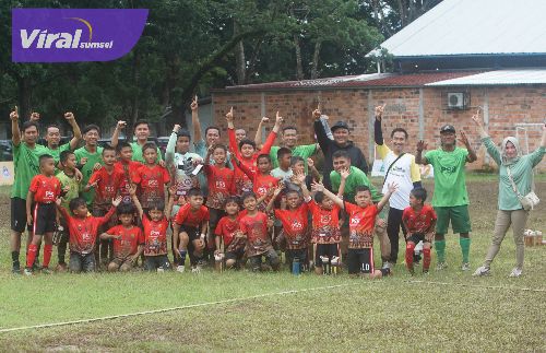 Para pemain dan orang tua SSB PSS U-12 dan U-10 saat menjadi juara dan runner up Copa Ramadhan 2024. Foto : viralsumsel.com /asa