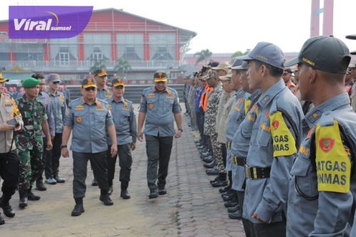 apel gelar pasukan Satuan Pelindungan Masyarakat (Satlinmas), Pemerintah Kota Palembang beserta seluruh jajaran, TNI dan POLRI serta stakeholder terkait Siap menyukseskan pelaksanaan Pemilu kepala daerah. Foto : viralsumsel.com/ril