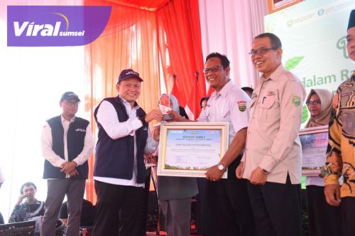 Pj Gubernur Elen Setiadi Bersama Kepala Perwakilan BI Sumsel Panen Raya Cabai di Lahan Pilot Project  SMKN 1 Gelumbang. Foto : viralsumsel.com /win