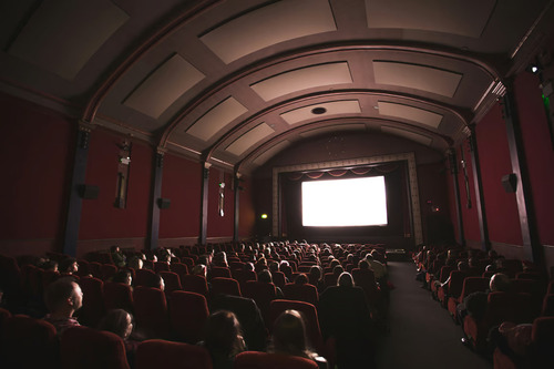 Tips Outfit Movie Date yang Stylish Nyaman dan Memikat. Foto: viralsumsel.com