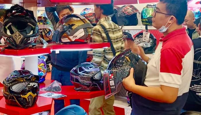 Hadir di IMOS 2024, DEALDULU Bagi Helm hingga Labubu Gratis! Foto : viralsumsel.com