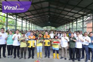 Serahkan Perlengkapan Kerja Bagi Petugas Kebersihan DLH, Pj Walikota Palembang Harapkan Kesehatan Pekerja Terjaga. Foto : viralsumsel.com /nto