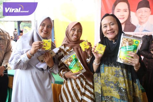 Warga Macang Sakti Minta Hj Lucianty Dorong Pemasaran Dowitul (Dodol Sawit Izzatul) Hingga ke Mancanegara. Foto: viralsumsel.com/ril
