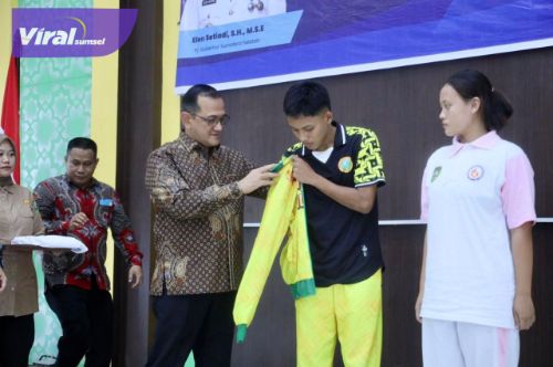 Sekda Edward Candra Lepas Kontingen Pra-POPNAS Sumsel 2024 ke Solo. Foto : viralsumsel.com /win