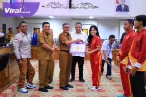 Pemkot Palembang Bagikan Bonus ke Pelatih Berprestasi di Porprov dan Perparprov 2023. Foto : viralsumsel.com /nto