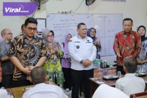 Pj Wali Kota Palembang, Ucok Abdulrauf Damenta hadiri simulasi makanan bergizi gratis bagi pelajar di halaman SMP Negeri 10 Palembang, Kamis (21/11/2024). Foto : viralsumsel.com /nto