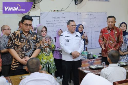Pj Wali Kota Palembang, Ucok Abdulrauf Damenta hadiri simulasi makanan bergizi gratis bagi pelajar di halaman SMP Negeri 10 Palembang, Kamis (21/11/2024). Foto : viralsumsel.com /nto