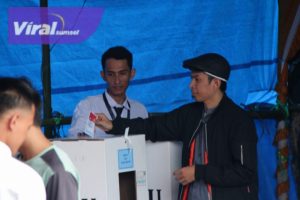 Ketua Tim Pemenangan Paslon Nomor Urut 02 SONNI Membara, Nyoblos diKampung Halaman Semende Raye. Foto : viralsumsel.com /fit