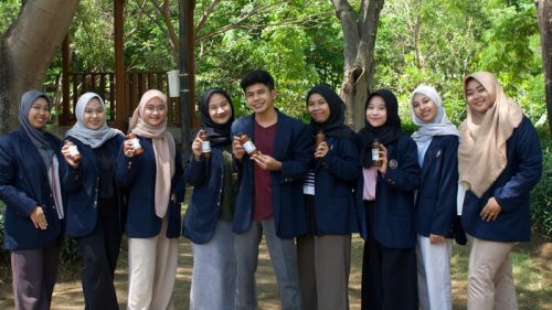 EcoEnzym: Produk Ramah Lingkungan dari Limbah Rumah Tangga yang Diluncurkan oleh Tim WMK UNESA. (Foto: viralsumsel.com)