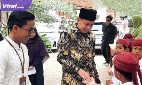 Ruspanda Karibullah ST saat menyalami anak-anak di Desa Qur'an Jalan Sei selayur Kalidoni. Foto : Dok Humas DPRD Kota Palembang