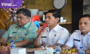 Camat Talang Kelapa Salinan, S.sos., MM Saat berikan arahan kepada Lurah terkait RKA Tahun 2025. Foto : Viralsumsel