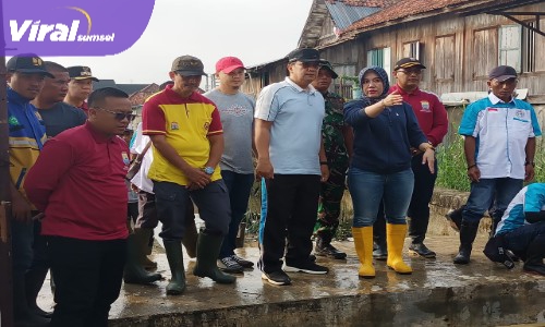 Suasana Gotong Royong Tingkat Kota Palembang di Sungai Kangkang Kelurahan 14 Ulu Kecamatan Seberang Ulu Dua. Foto : Viralsumsel/Nto