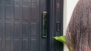 Takut Kehabisan Baterai? Smart Door Lock Ini Punya Fitur Low Battery Reminder! Foto: viralsumsel.com