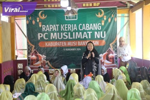 Calon Bupati Kabupaten Musi Banyuasin, Hj. Lucianty, foto bersama ibu-ibu yang tergabung di dalam Muslimat Nadhlatul Ulama, pada acara Rapat Kerja Cabang yang digelar di Desa Sukamaju, Kecamatan Babat Supat, pada hari Senin, tanggal 11 November 2024.