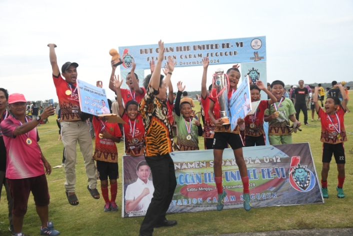 Euforia pemain, ofisial dan pelatih SSB PSS usai terima trofi juara HUT Ogan Olir United 2024. Foto : viralsumsel.com 