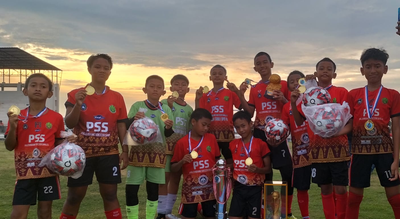 Para pemain SSB PSS bersama bola bantuan dari Prabowo Subianto. Foto : viralsumsel.com /ril