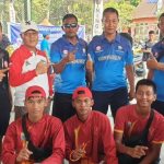 Kadispora Palembang Ahmadi Damrah Baju Putih Merah dan bertopi Saat Berfoto bersama Cabor Bola Volly. Foto : Istimewa