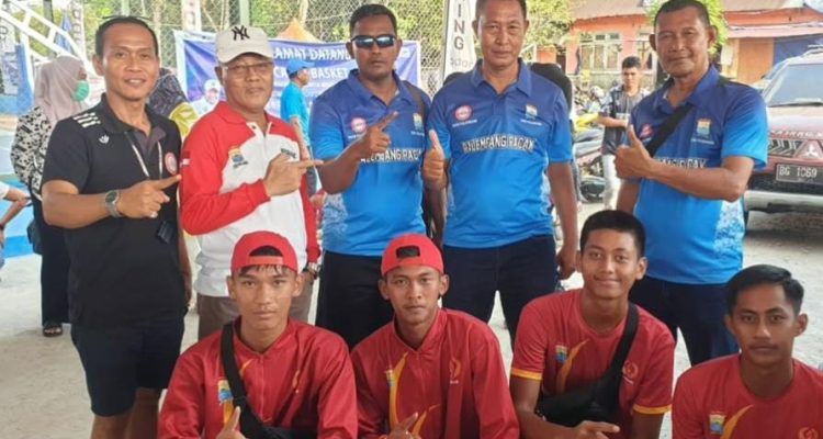 Kadispora Palembang Ahmadi Damrah Baju Putih Merah dan bertopi Saat Berfoto bersama Cabor Bola Volly. Foto : Istimewa