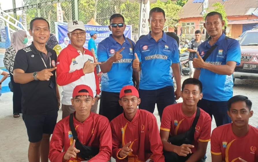 Kadispora Palembang Ahmadi Damrah Baju Putih Merah dan bertopi Saat Berfoto bersama Cabor Bola Volly. Foto : Istimewa Kadispora Palembang Ahmadi Damrah Baju Putih Merah dan bertopi Saat Berfoto bersama Cabor Bola Volly. Foto : Istimewa