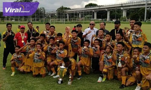 Elmas Juara Piala Soeratin U-13 Zona Sumsel 2024/2025. Foto : viralsumsel.com /win