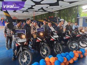 Fauzi Amro dan Nopianto Berikan 55 Unit Motor Kepada Relawan. Foto : viralsumsel.com /ril