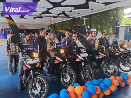 Fauzi Amro dan Nopianto Berikan 55 Unit Motor Kepada Relawan. Foto : viralsumsel.com /ril
