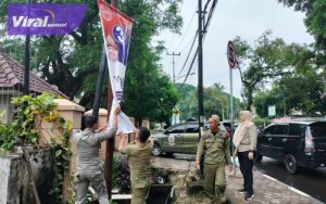 Pemkot Palembang Tertibkan APK Sisa Pilkada, di Jalan Protokol Sampai Ke Lorong - Lorong. Foto : viralsumsel.com /nto