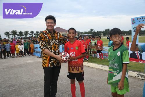 Ade Alhafiz gelandang SSB PSS menerima bantuan bola dari Prabowo diserahkan Anggota DPR RI dari Fraksi Gerindra AW Noviadi. Foto : viralsumsel.com /asa