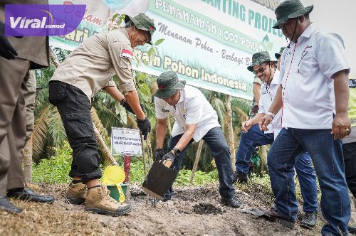PT Ghutrie Pecconina Indonesia Tanam 1000 Pohon, Bantu 15 Masjid dan Berikan Bantuan Ratusan Paket Sembako di Muba. Foto : viralsumsel.com /dev