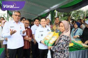 Galakan Gerakan Pasar Murah, Pj Gubernur Elen Setiadi Pastikan Stok Pangan Aman Jelang Natal dan Tahun Baru. Foto : viralsumsel.com /win