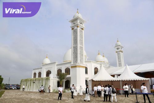 Pj Gubernur Elen Setiadi Dampingn Menag RI Prof. Dr. K.H Nasaruddin Umar Resmikan Masjid Al-Abduh Sematang Borang. Foto : viralsumsel.com /win