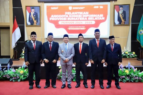 Penjabat (Pj) Gubernur Sumatera Selatan (Sumsel) Elen Setiadi, S.H., M.S.E, resmi melantik Anggota Komisi Informasi (KIM) Provinsi Sumsel Periode 2024-2028 di Auditorium Graha Bina Praja Pemprov Sumsel, Senin (23/12/2024) sore. Foto : viralsumsel.com/ win
