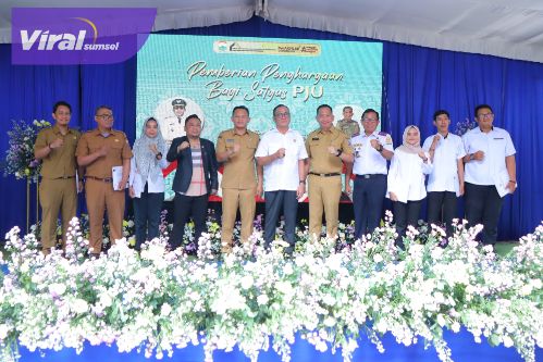 Penjabat Walikota Palembang Cheka Virgowansyah ketika menghadiri serah terima satgas PJU Perkimtan ke Dishub kota Palembang di halaman kantor perkimtan, Senin (23/12/2024). Foto : viralsumsel.com /nto