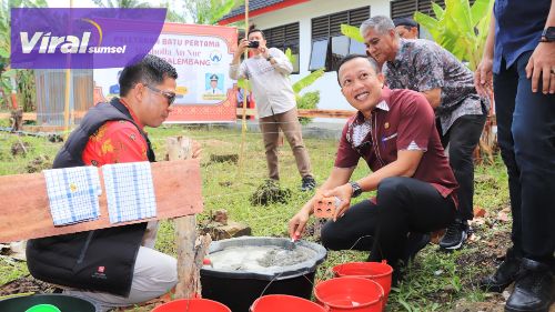 Kepala Dinas Pendidikan Kota Palembang Amri Kirim 140 Sak Semen Guna Pembangunan Mushola SDN 236 Palembang. Foto : viralsumsel.com /nto