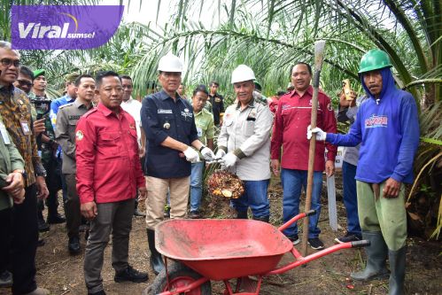 Bahagianya Petani OKI Panen Perdana Sawit Program PSR. Foto : viralsumsel.com /zep