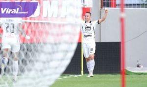Gelandang serang Persija Jakarta, Maciej Gajos selebrasi usai cetak gol indah ke gawang Malut United FC pada laga pamungkas BRI Liga 1. Foto : lib