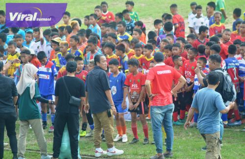 Suasana pembukaan turnamen antas SSB U-12 se Kota Palembang Piala Ketua Askot PSSI Palembang. Foto : viralsumsel.com /asa