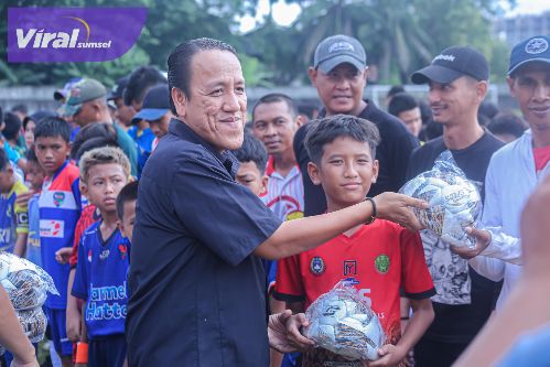 Ketua Umum Askot PSSI Palembang, M David, S.H memberikan bola kepada perwakilan SSB Palembang Soccer Skills pada turnamen Piala Ketua Askot PSSI Palembang U-12 2024. Foto : viralsumsel.com /asa