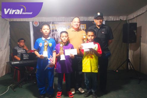 Ketua Pengurus Persatuan Catur Seluruh Indonesia (Percasi) Kota Palembang Kms Ahmad Idham Murni saat membagikan hadiah pemenang dalam Kejuaraan Catur Terbuka Cek’ Idham Cup III . Foto : viralsumsel.com /ril