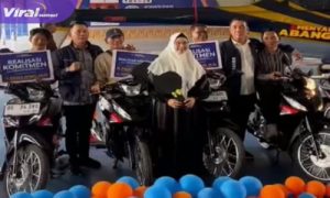 Perolehan .Legislatif Penuhi Target, Fauzi Amro dan Nopianto Bagikan 55 Unit Motor dan Berangkatkan Umrah Relawan. Foto : viralsumsel.com /nto