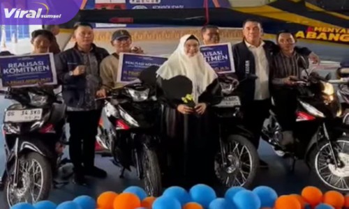 Perolehan .Legislatif Penuhi Target, Fauzi Amro dan Nopianto Bagikan 55 Unit Motor dan Berangkatkan Umrah Relawan. Foto : viralsumsel.com /nto